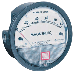 Differenzdruckmanometer zum Anzeigen niedriger Differenzdrücke von Gasen